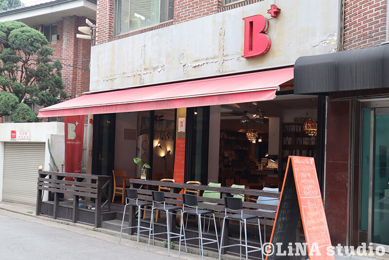 韓国カフェ ソウル弘大 合井エリアの食事も可能なブックカフェ Editorial Cafe B 一人旅にもおすすめ Lina Studio