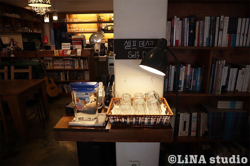 韓国カフェ_Editorial Cafe B_水セルフサービス